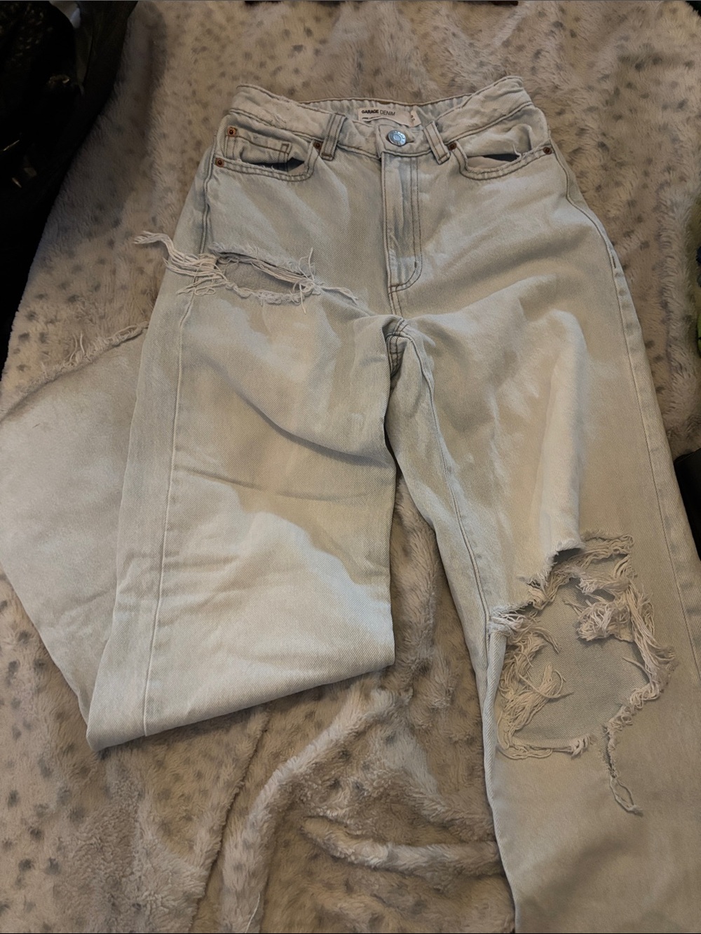 Light Wash Distressed Women’s Jeans